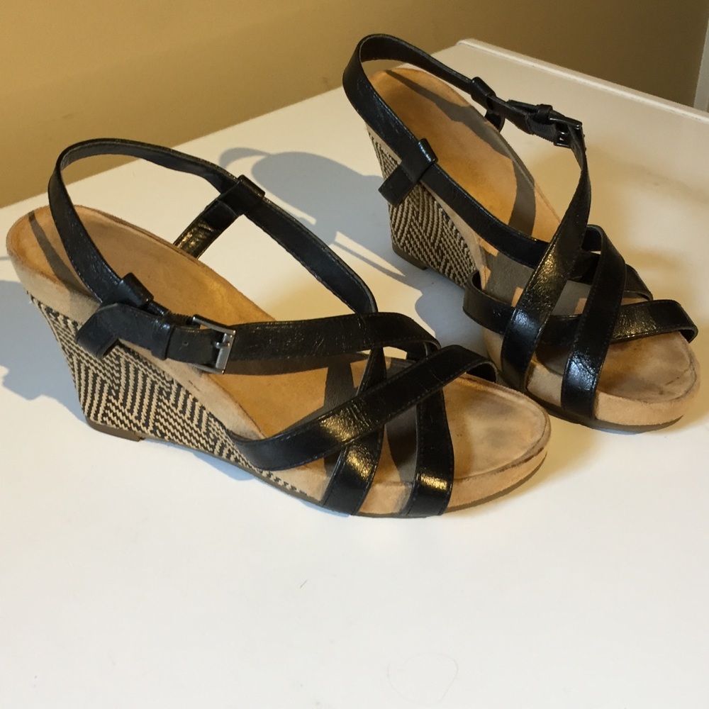 Black and Tan geometric patterned wedges